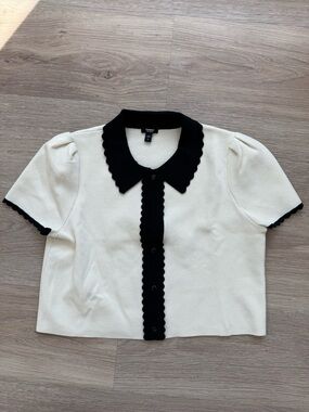 Express Cream Short Sleeve Crop Top with Black Scalloped Trim